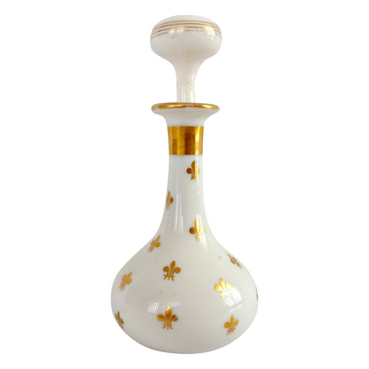 Baccarat: Bottiglia da liquore Royalist / caraffa in opalina dorata con fleur-de-lys 1860 ca.