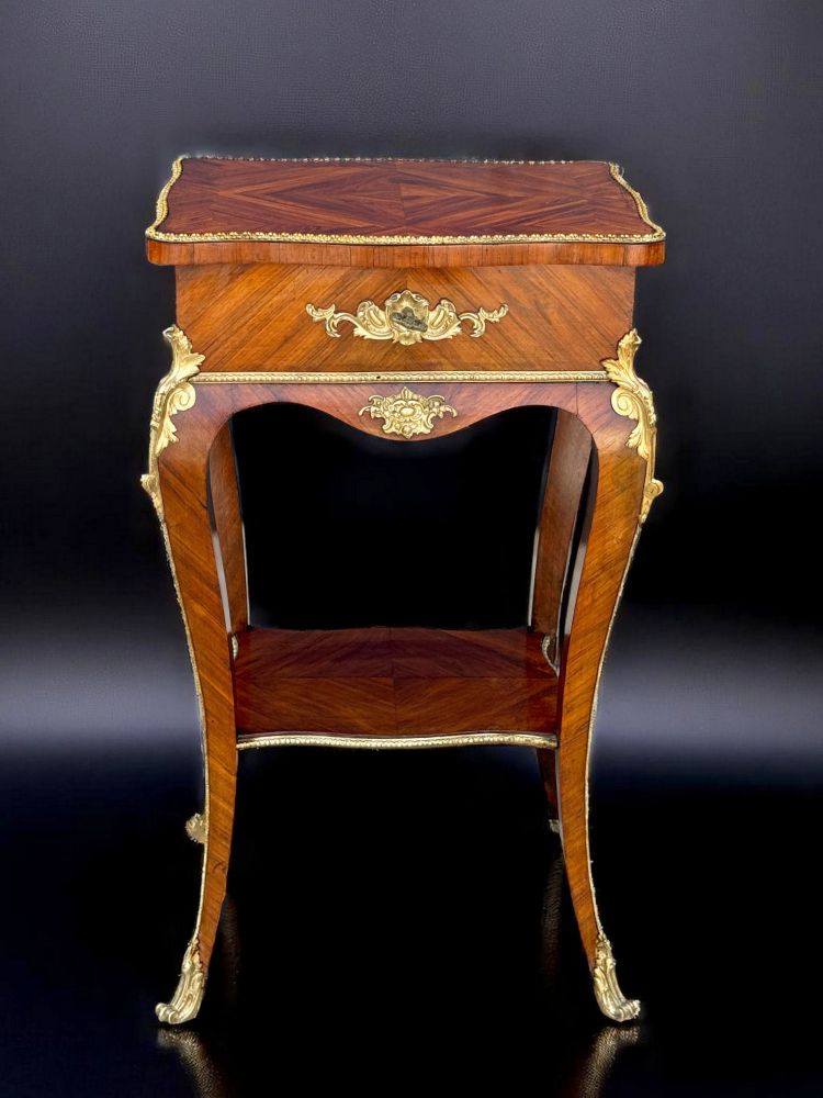 TABLE D APPOINT EN MARQUETERIE ORNÉE DE BRONZE DORÉ ÉPOQUE NAPOLÉON III