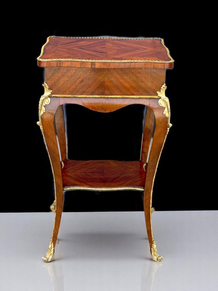 TABLE D APPOINT EN MARQUETERIE ORNÉE DE BRONZE DORÉ ÉPOQUE NAPOLÉON III