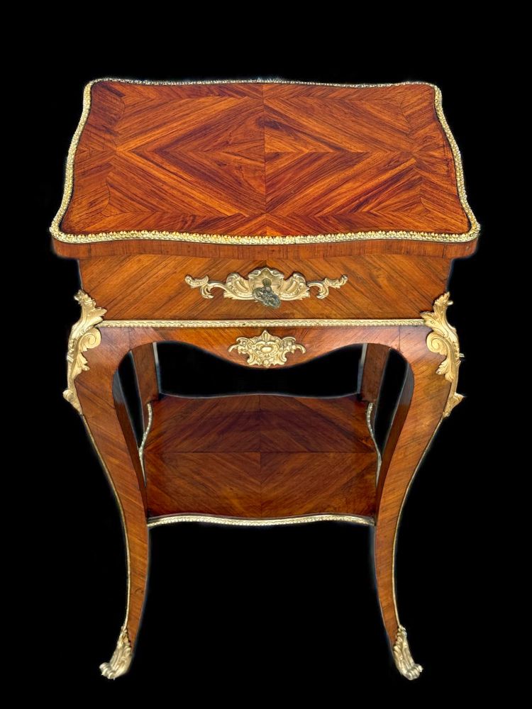 TABLE D APPOINT EN MARQUETERIE ORNÉE DE BRONZE DORÉ ÉPOQUE NAPOLÉON III