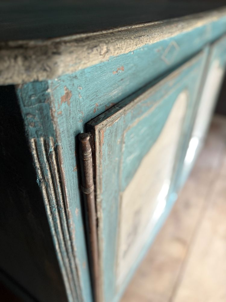 Buffet dressoir Louis XV datant du 18e siècle belle patine et peinture marine
