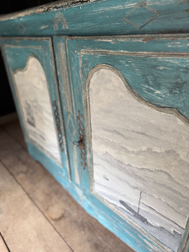 Buffet dressoir Louis XV datant du 18e siècle belle patine et peinture marine