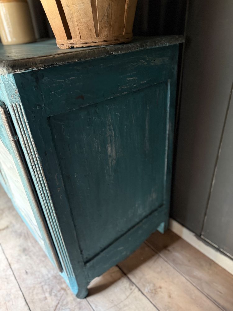 Buffet dressoir Louis XV datant du 18e siècle belle patine et peinture marine