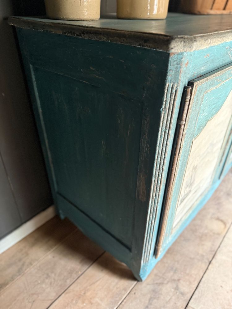 Buffet dressoir Louis XV datant du 18e siècle belle patine et peinture marine