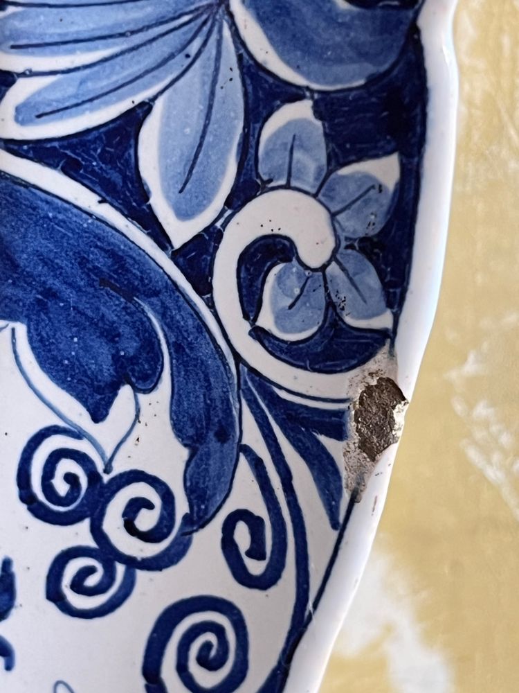 Piatto di Delft del XVIII secolo della bottega "La hache de porcelaine