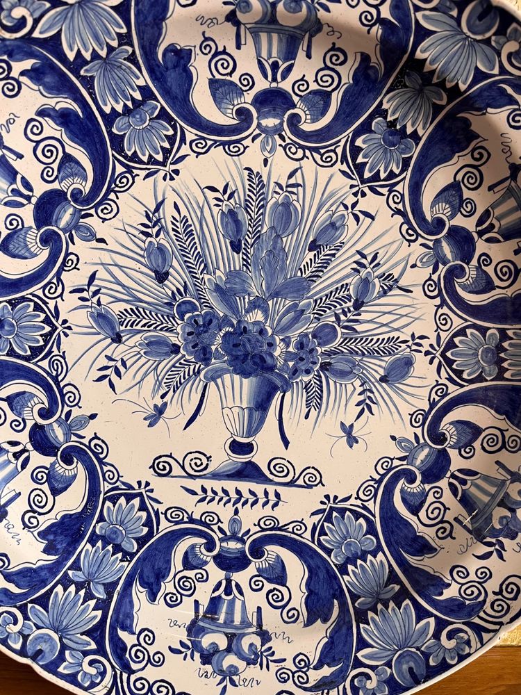Piatto di Delft del XVIII secolo della bottega "La hache de porcelaine