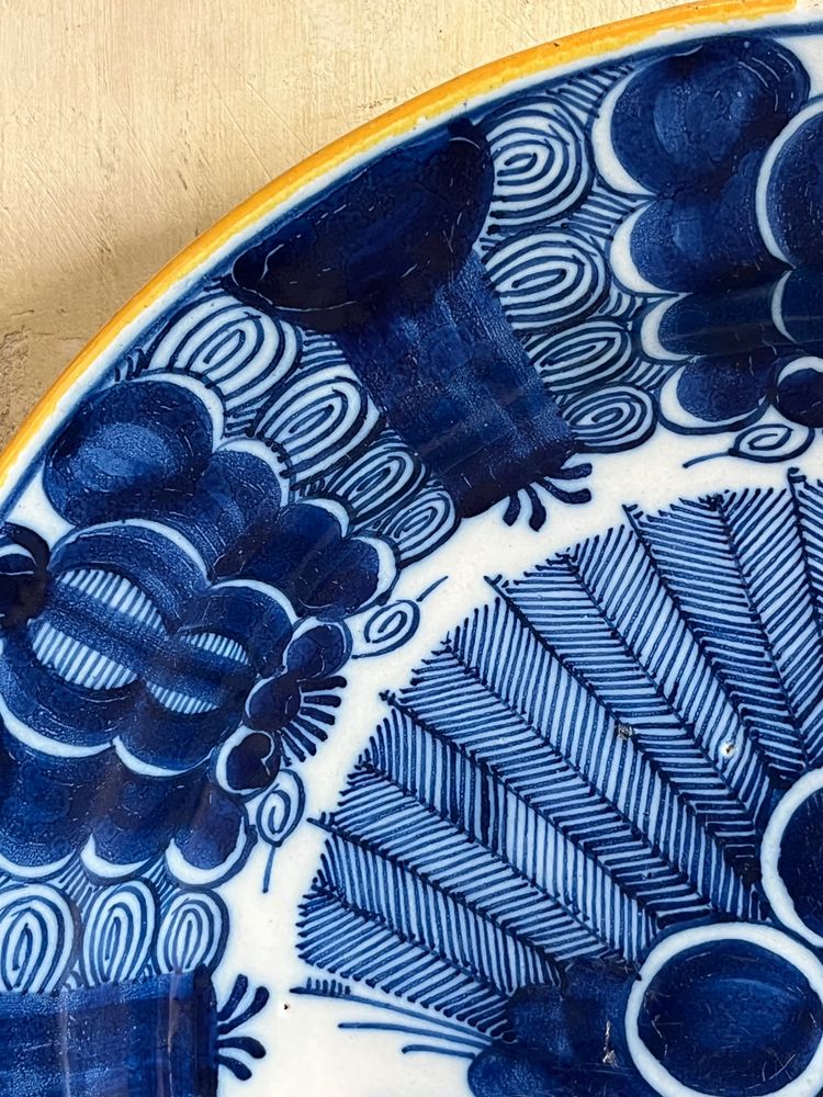 18th century Delft platter "the gilded flowerpot" workshop