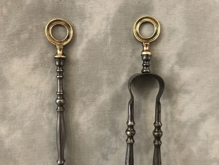 Set of an iron and bronze shovel and fireplace tongs from the 19th century.