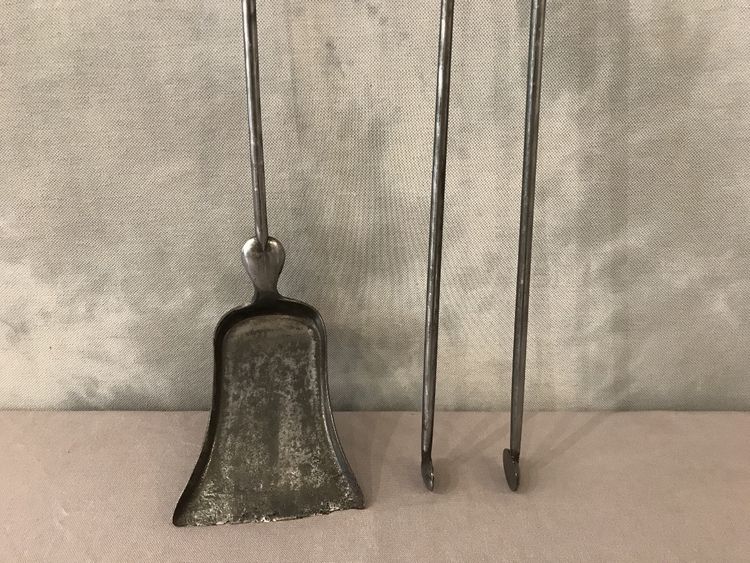Set of an iron and bronze shovel and fireplace tongs from the 19th century.