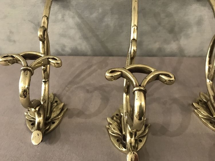 Ensemble de 4 patères, portes manteaux en bronze poli et vernis d'époque début 19 ème 
