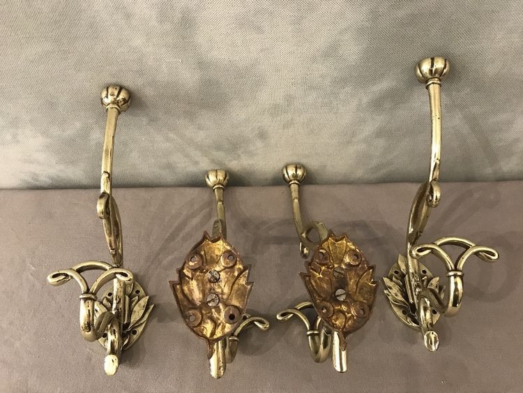 Ensemble de 4 patères, portes manteaux en bronze poli et vernis d'époque début 19 ème 