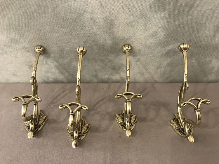 Ensemble de 4 patères, portes manteaux en bronze poli et vernis d'époque début 19 ème 
