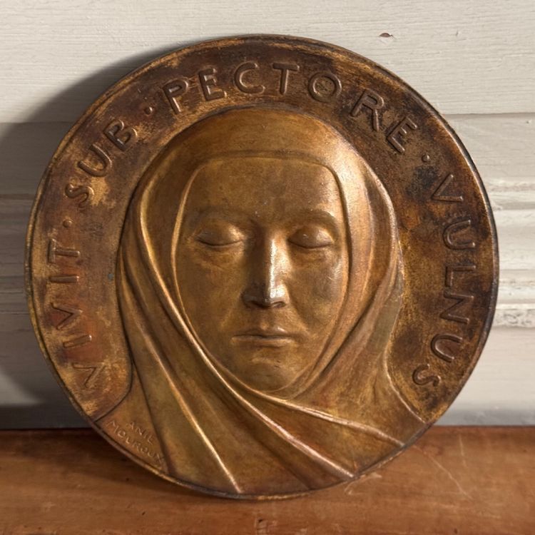 Matrice pour médaille en métal par Anie Mouroux Vivit Sub Pectore Vulnus
