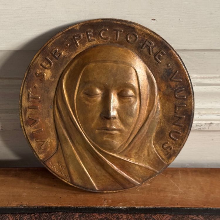 Matrice pour médaille en métal par Anie Mouroux Vivit Sub Pectore Vulnus