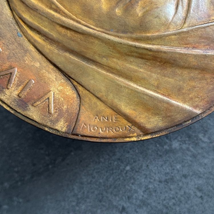 Matrice pour médaille en métal par Anie Mouroux Vivit Sub Pectore Vulnus