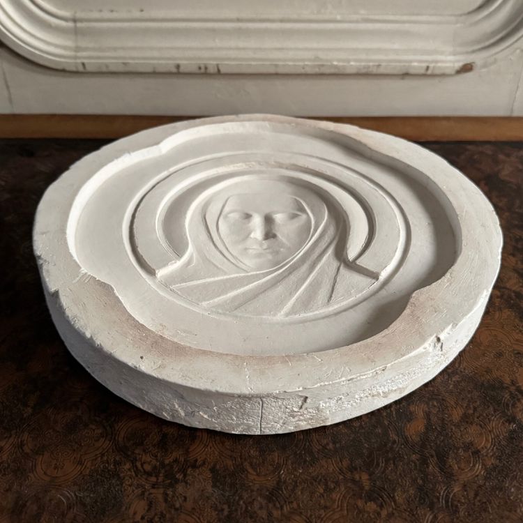 Matrice in gesso per medaglia di Anie Mouroux, volto della Vergine, XX secolo