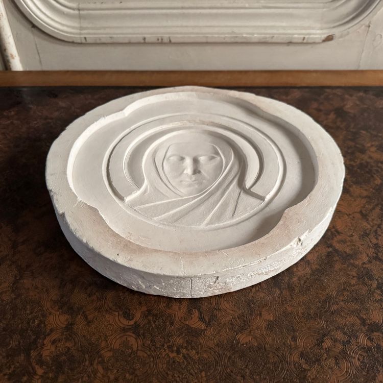 Matrice in gesso per medaglia di Anie Mouroux, volto della Vergine, XX secolo