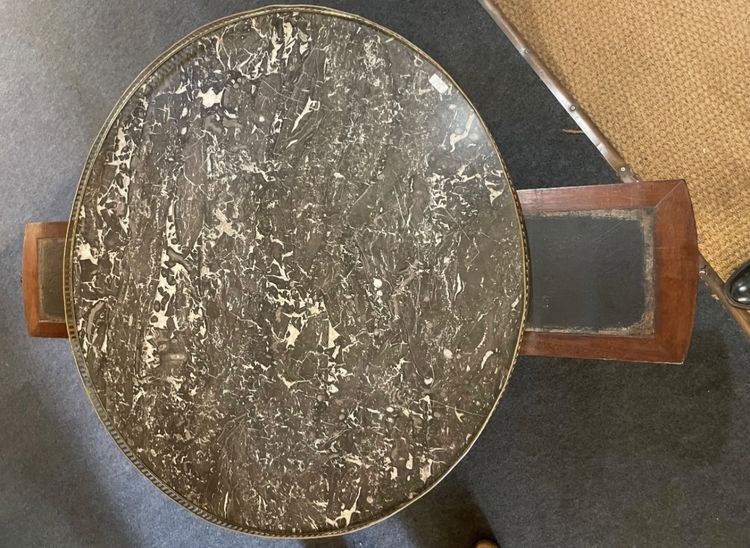 Grande table bouillotte en acajou d’époque restauration 