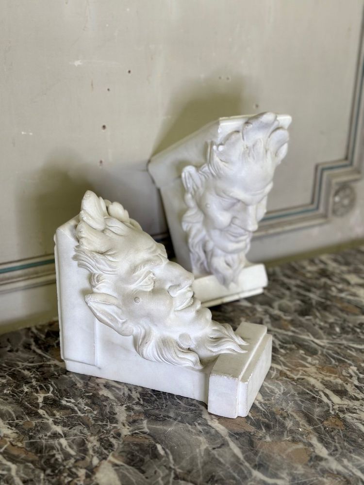 Paire De Consoles En Marbre Blanc Statuaire, Têtes De Faunes