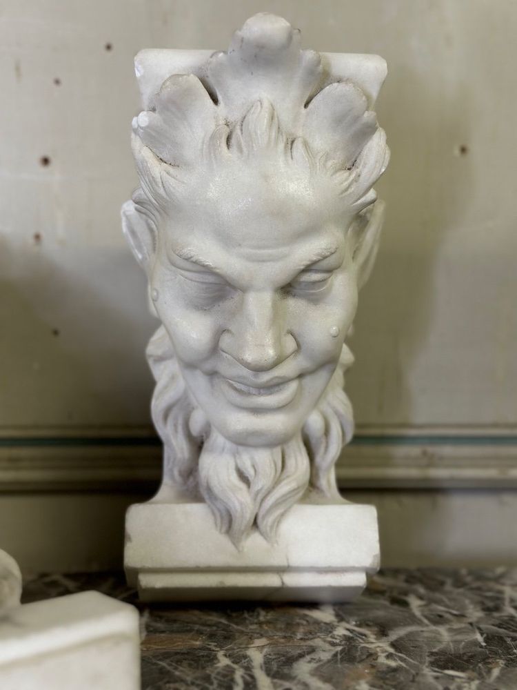 Paire De Consoles En Marbre Blanc Statuaire, Têtes De Faunes