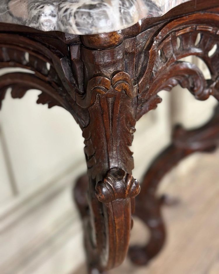 Console in legno intagliato Luigi XV, marmo grigio delle Ardenne, XVIII secolo