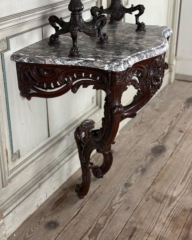 Console in legno intagliato Luigi XV, marmo grigio delle Ardenne, XVIII secolo