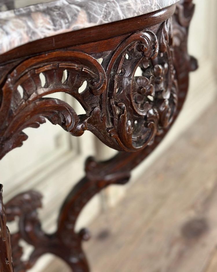 Console in legno intagliato Luigi XV, marmo grigio delle Ardenne, XVIII secolo