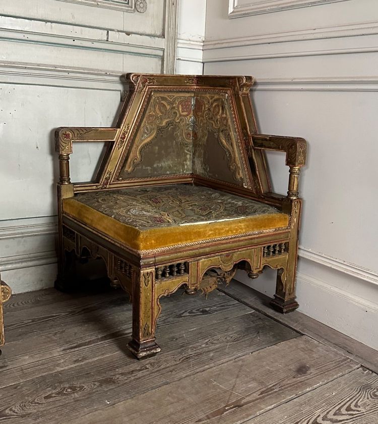 Ein Paar Ecksessel Und Eine Orientalische Bank Aus Geschnitztem Und Polychromiertem Holz Um 1900