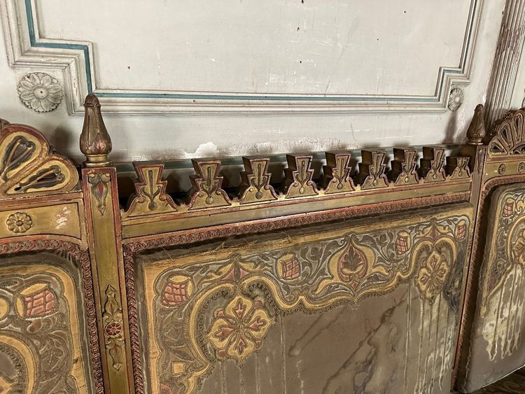 Ein Paar Ecksessel Und Eine Orientalische Bank Aus Geschnitztem Und Polychromiertem Holz Um 1900