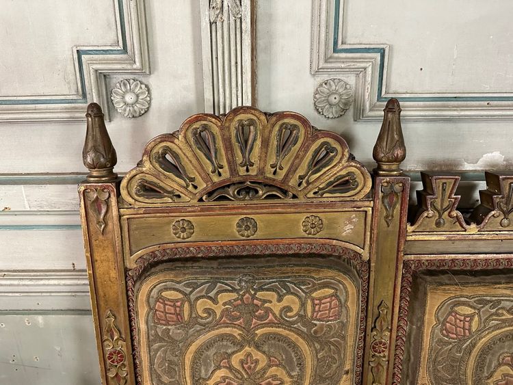 Ein Paar Ecksessel Und Eine Orientalische Bank Aus Geschnitztem Und Polychromiertem Holz Um 1900