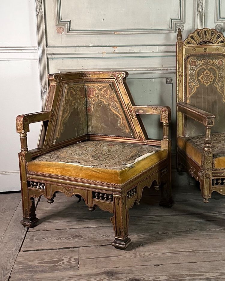 Ein Paar Ecksessel Und Eine Orientalische Bank Aus Geschnitztem Und Polychromiertem Holz Um 1900