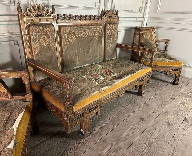 Ein Paar Ecksessel Und Eine Orientalische Bank Aus Geschnitztem Und Polychromiertem Holz Um 1900