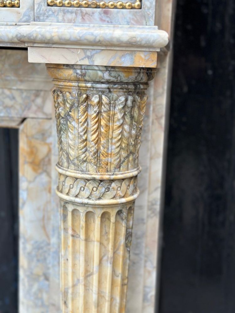 Camino in stile Luigi XVI in marmo giallo Siena e bronzi dorati