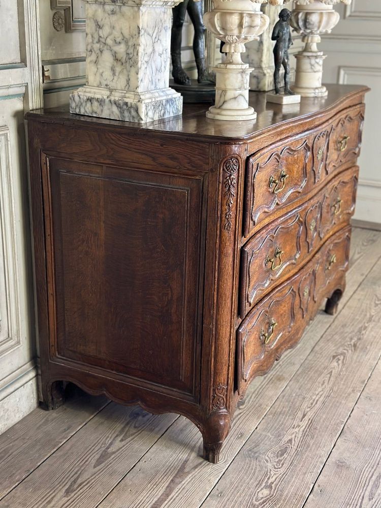 Commode Louis XV En Chêne Sculpté, XVIIIème Siècle