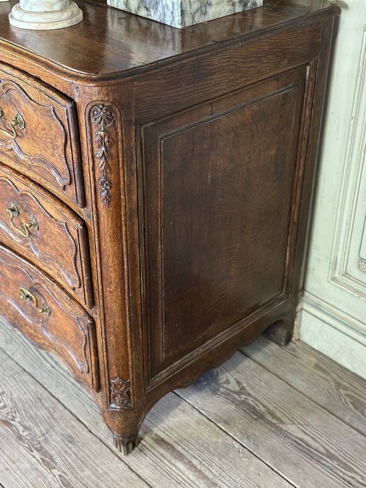 Commode Louis XV En Chêne Sculpté, XVIIIème Siècle