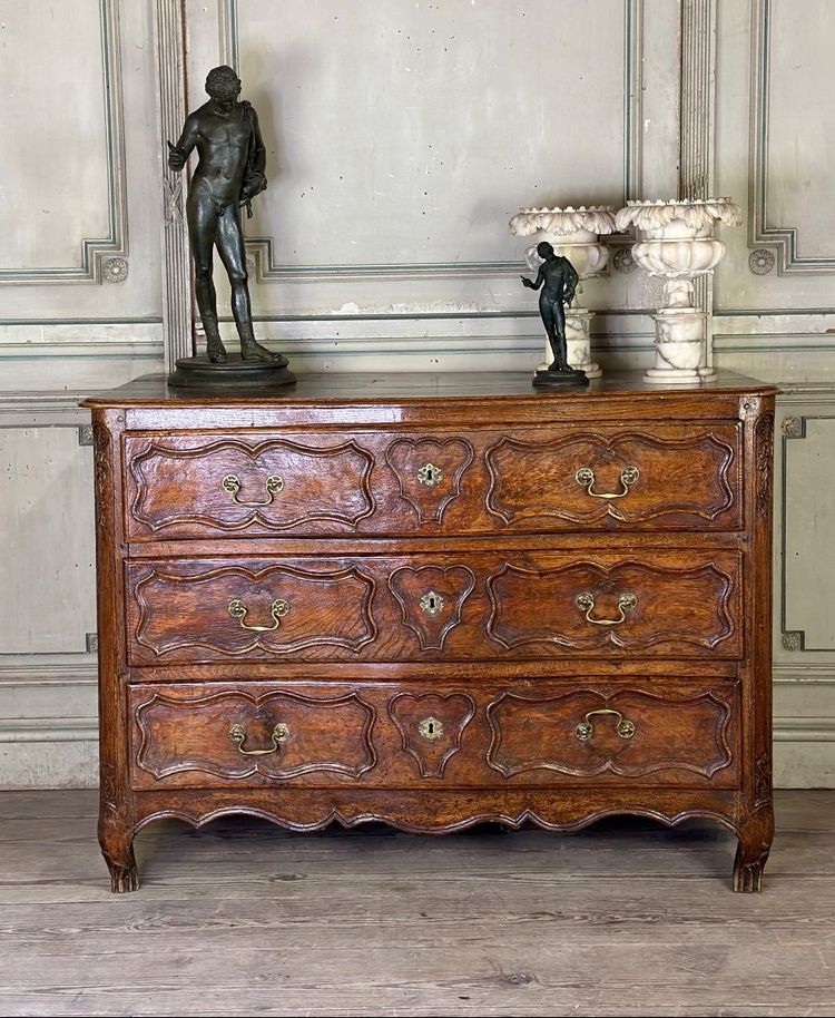 Commode Louis XV En Chêne Sculpté, XVIIIème Siècle