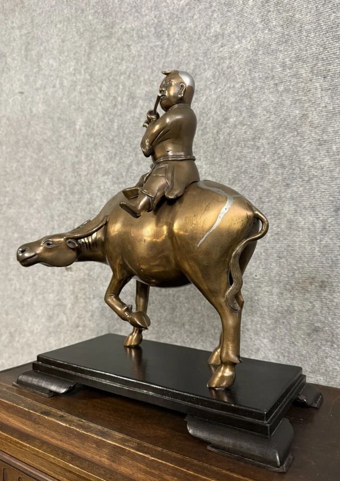 Asia XX secolo: scultura in bronzo con patina di rame e tracce di argentatura
