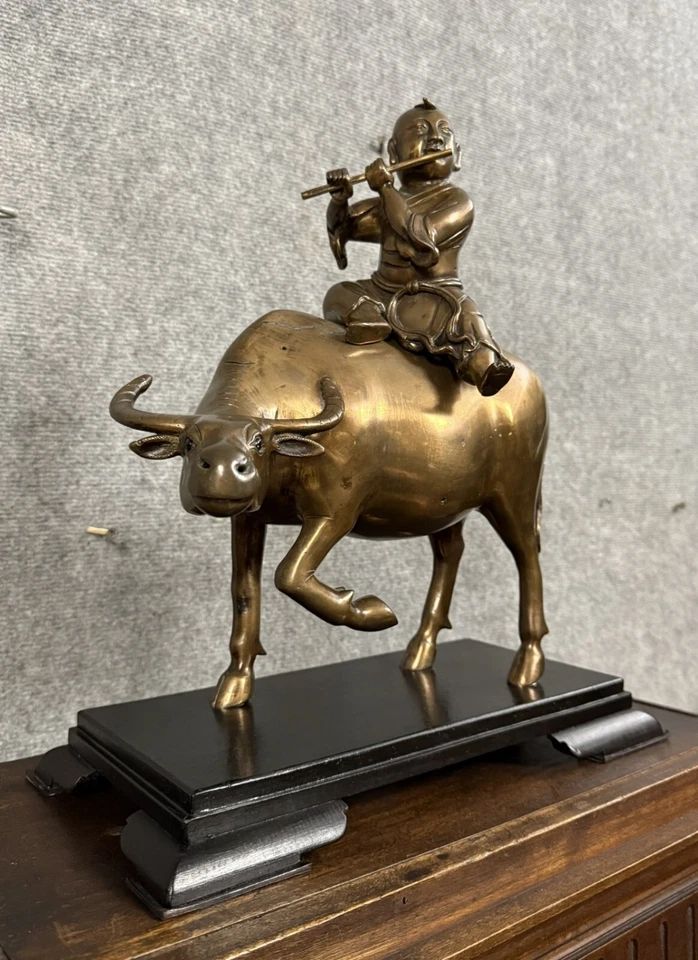 Asia XX secolo: scultura in bronzo con patina di rame e tracce di argentatura