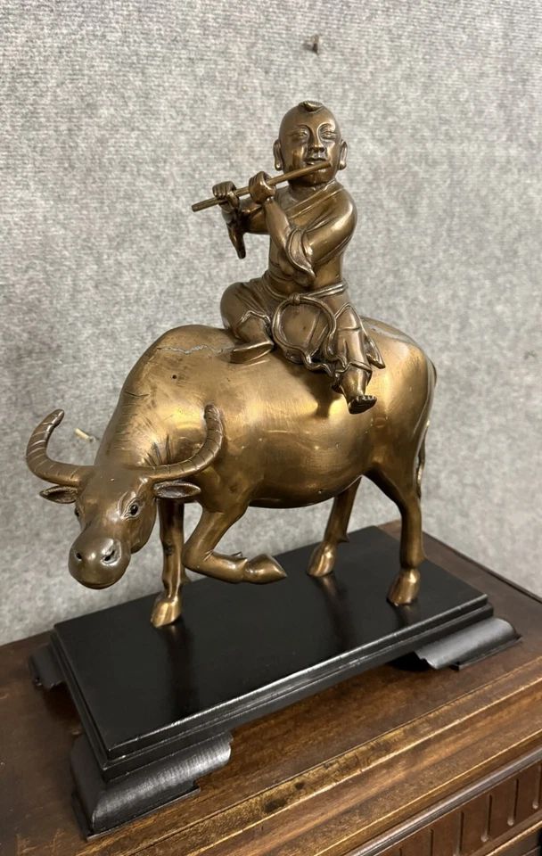 Asia XX secolo: scultura in bronzo con patina di rame e tracce di argentatura