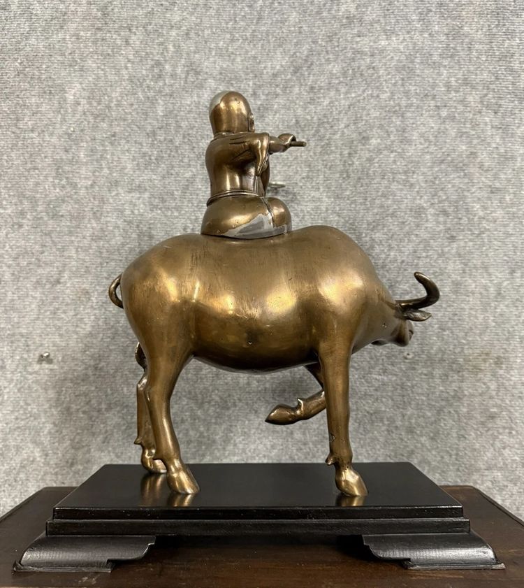 Asia XX secolo: scultura in bronzo con patina di rame e tracce di argentatura