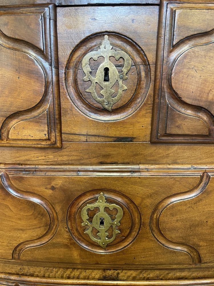 Cassettone in noce dell'Île de France del periodo della Reggenza (1730)