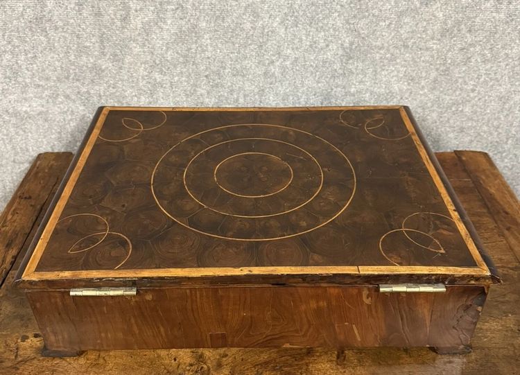 Angleterre XIXeme : Grand coffret en marquèterie de bois précieux vers 1880