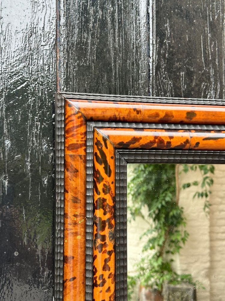 Specchio in tartaruga e legno riccio nero nello stile di Antwerp Frames