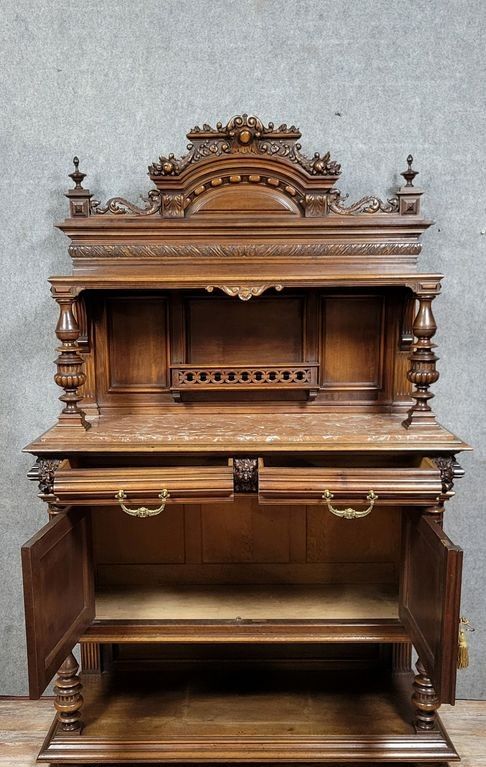 Anrichte aus geschnitztem Nussbaumholz im Renaissancestil