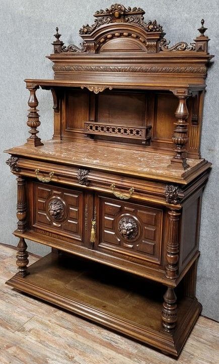 Anrichte aus geschnitztem Nussbaumholz im Renaissancestil