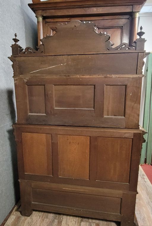 Anrichte aus geschnitztem Nussbaumholz im Renaissancestil