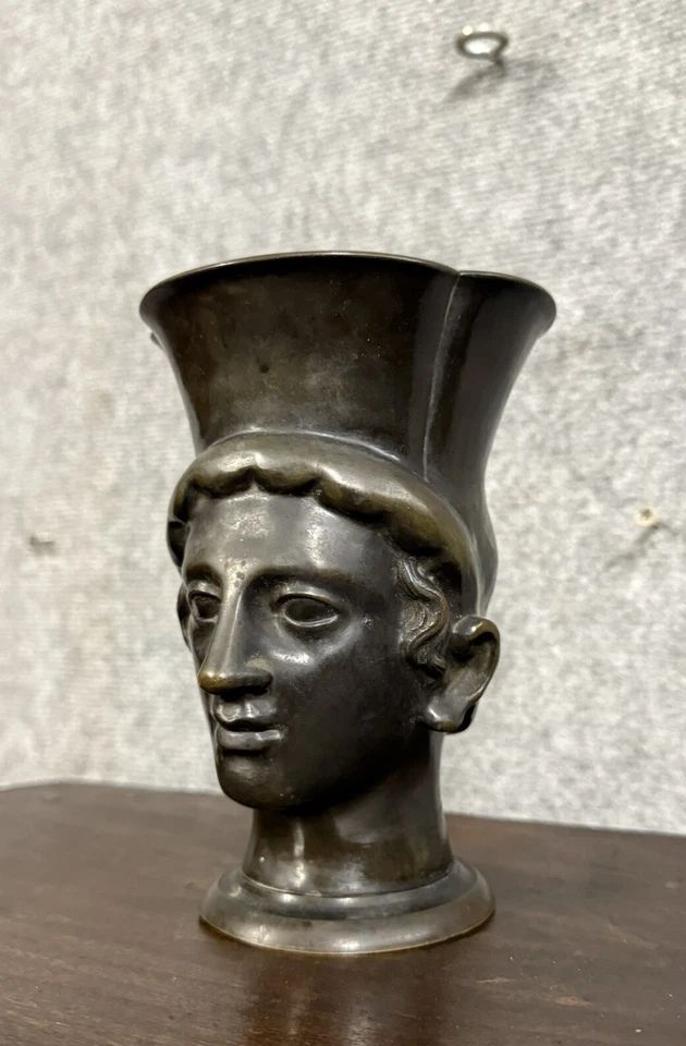 Testa di giovane in bronzo antico patinato, medaglia, XIX secolo