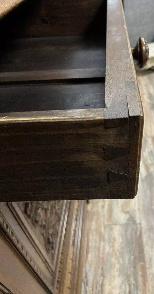 Sideboard im Renaissancestil mit Karyatiden aus Walnuss