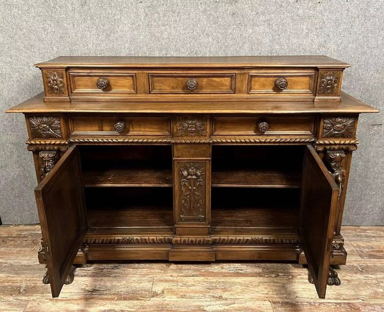 Sideboard im Renaissancestil mit Karyatiden aus Walnuss