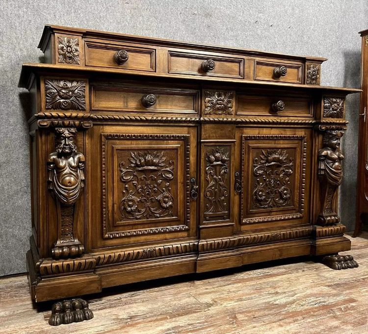 Sideboard im Renaissancestil mit Karyatiden aus Walnuss
